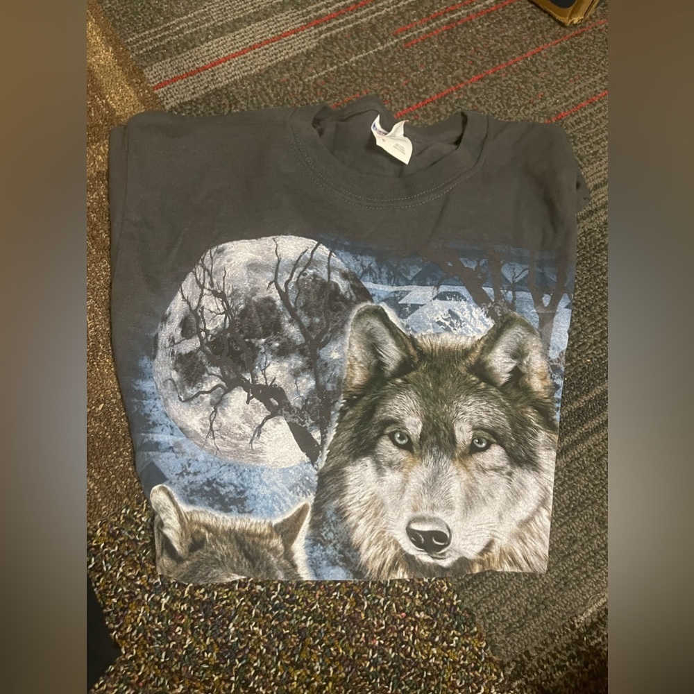 Wolf graphic T-shirts - Picture 2 of 5